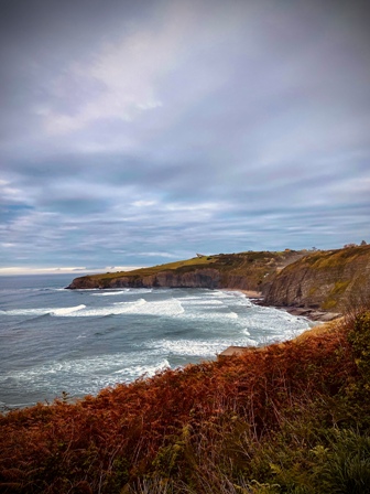 perfil de la costa asturiana, acantilados de peñarrubia en Gijón