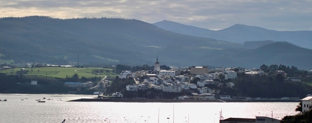 Castropol en Asturias visto desde el puerto de Ribadeo en Galicia