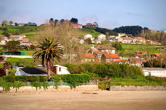 El pueblo de Bañugues desde la playa