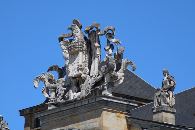 Gran escudo de la "España franquista" en la universidad laboral de Gijón