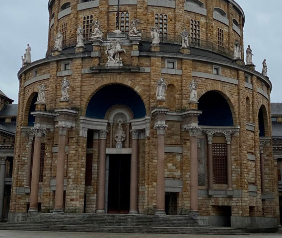 Preside la entrada de la iglesia de la laboral de Gijón la Virgen de Covadonga acompañada de Angeles y Santos