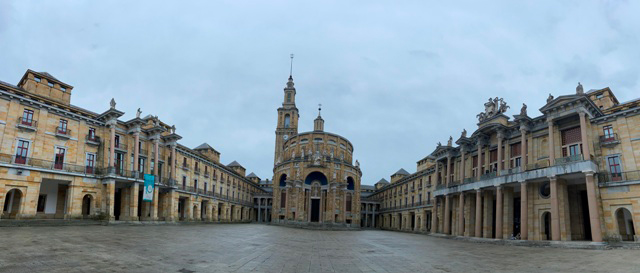 Plaza Central de la Universidad Laboral de Gijón