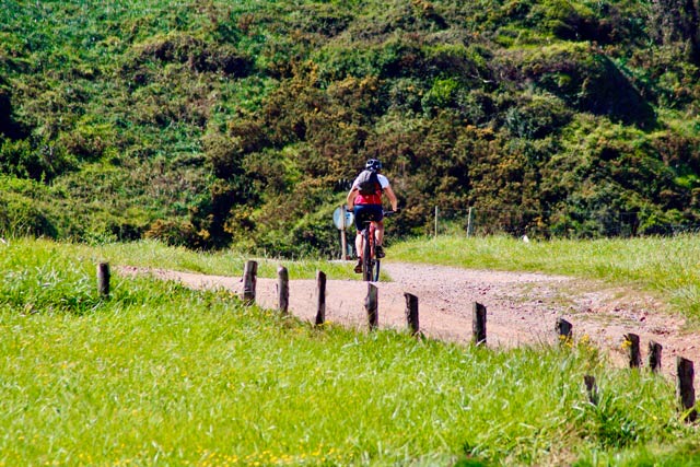 Senda costera para bicicletas y caminantes en el paisaje protegido de Cabo Peñas