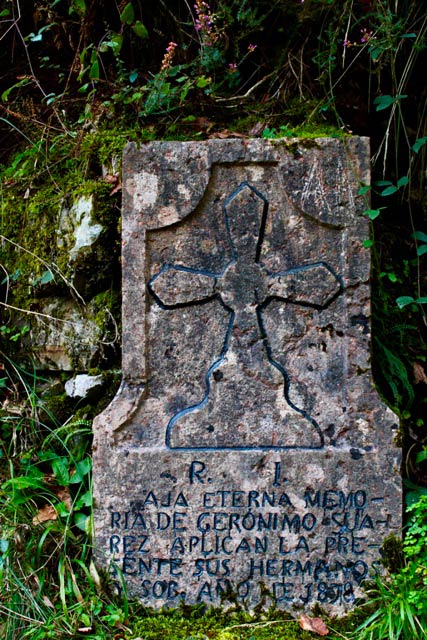 Lápida de Gerónimo Suárez en la ruta del Alba