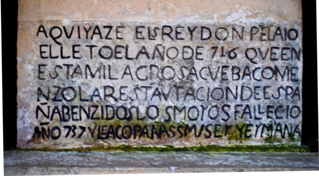 Tumba de Pelayo, en el acceso peatonal a la Santa Cueva de Covadonga