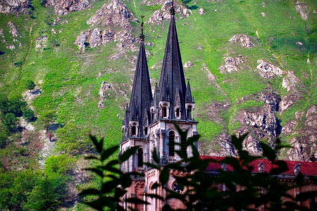 Imponente entorno montañoso de la Basílica de Covadonga