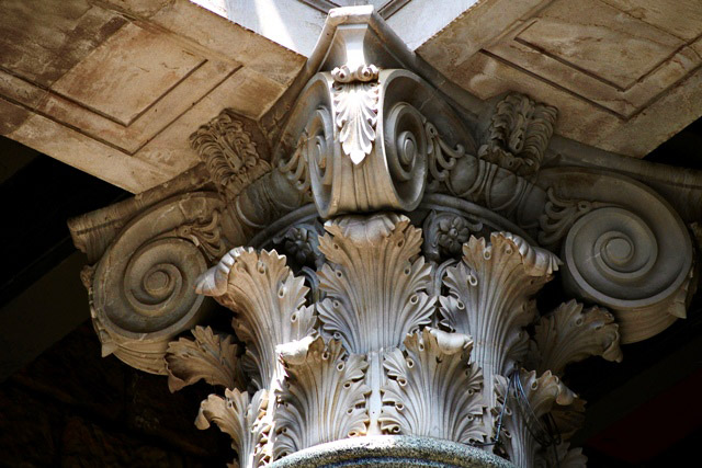 Detalle del capitel de una de las 10 columnas del Atrio Corintio de entrada a la Universidad Laboral de Gijón