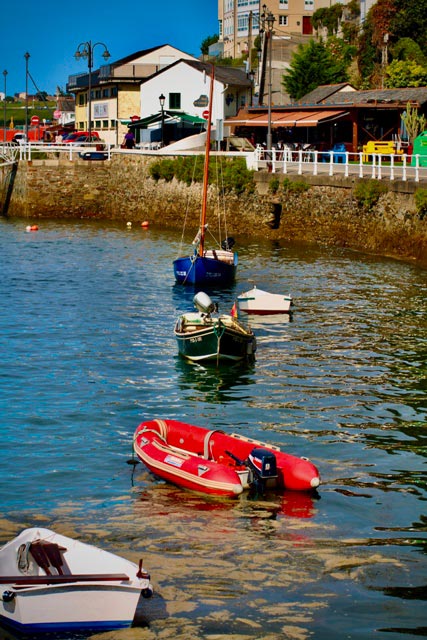 Pequeño y coqueto puerto de Castropol con sus bares para disfrutar de un piscolabis o de una buena comida