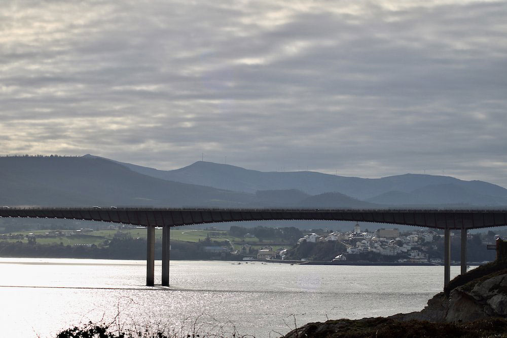 Vista del interior de la ría del Eo desde Galicia y del puente de los santos