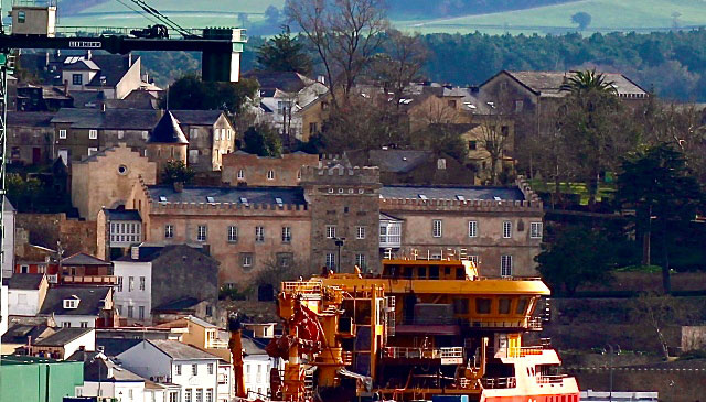 Vista del palacio de Pardo-Donlebún por encima del castillete de un barco en construcción