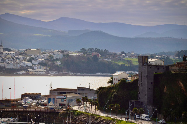 Al fondo el puerto de Castropol visto desde Ribadeo en Galicia