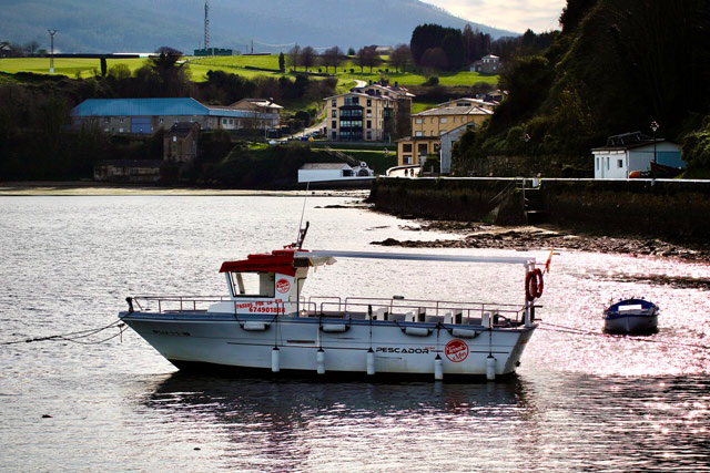 Paseo en barco por la ría del Eo