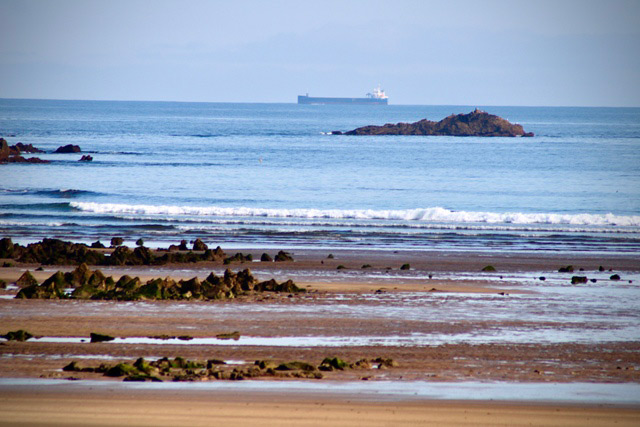 Vista frontal de la playa de Bañugues en bajamar