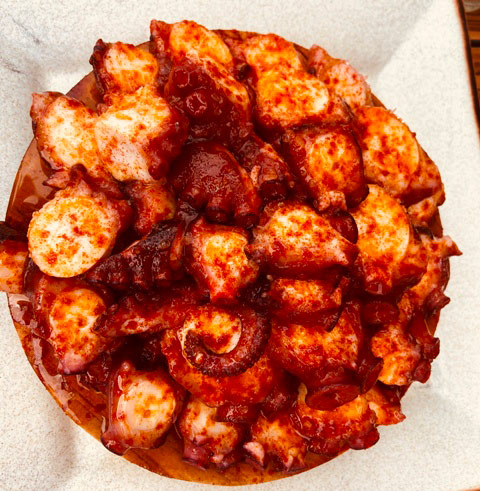 Ración de "Pulpo a Feira" que se puede degustar en los bares de la ría del Eo