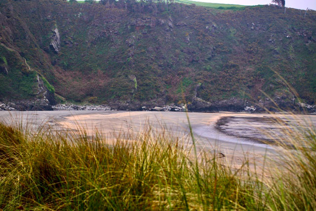 la playa de Barayo está rodeada de acantilados