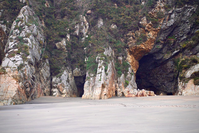 Cuevas en bajamar en la playa de Barayo