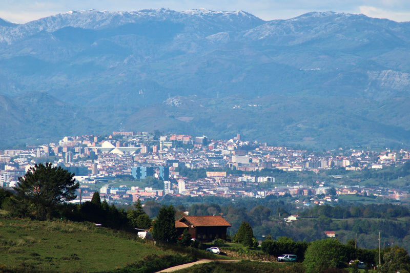 Vista de Oviedo desde el Pico el sol en Gijón