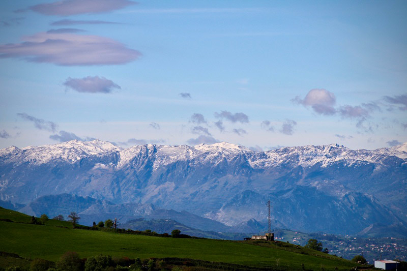 Cordillera Cantábrica desde el Pico el Sol en Gijón