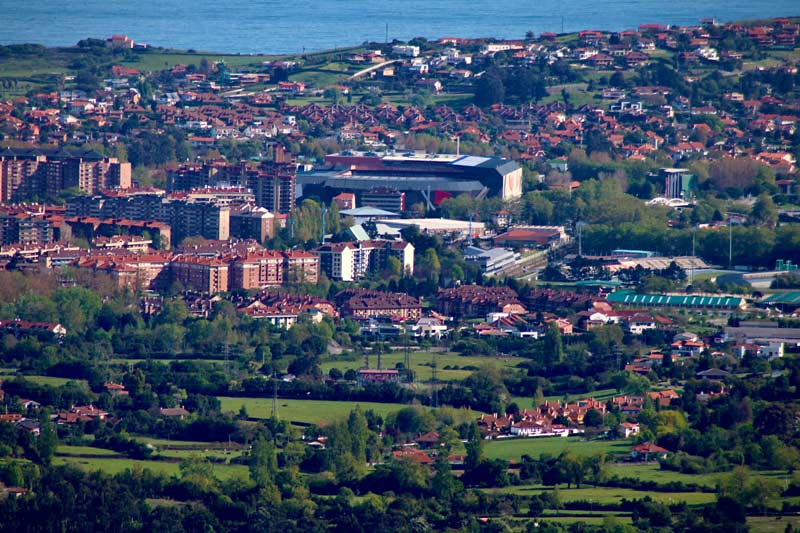 Estadio de El Molinón en Gijón, vista desde el Pico el Sol