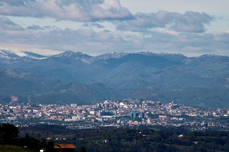 Vista de Oviedo desde el Pico el sol en Gijón