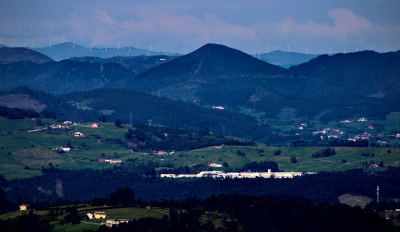 Vista de los aerogeneradores de un parque eólico en los montes de Cudillero, Pravia, Salas y Valdés en el oeste y suroeste de Asturias