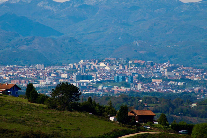 Vista de Oviedo desde el Pico el sol en Gijón