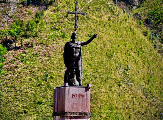 Pelayo coronado Rey con la Cruz de la Victoria, símbolo de Asturias