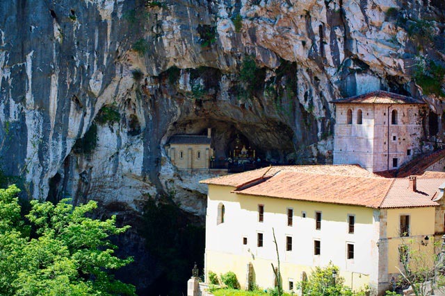 Vista de la Cueva de Covadonga desde la Basílica