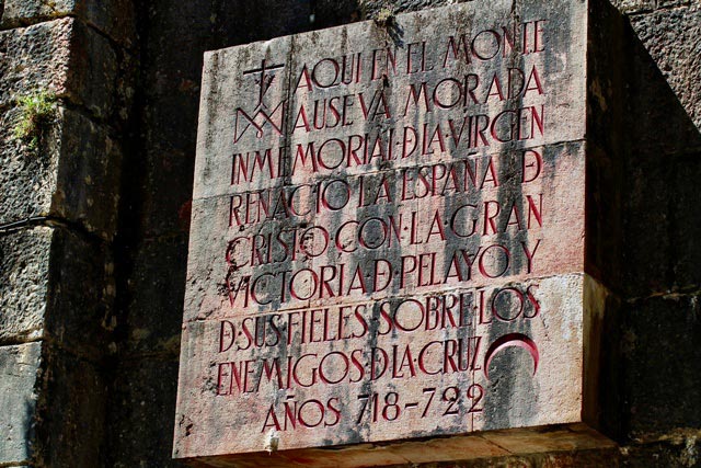 Inscripción en el acceso peatonal a la Santa Cueva de Covadonga