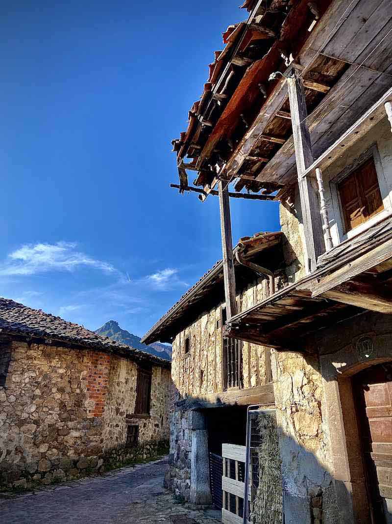 Casa típica de pueblo, en ruinas, en Soto de Agues