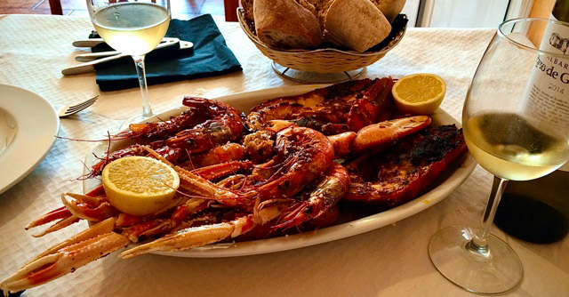 Parrillada de marisco con bugre, cigalas y langostinos, se puede comer por unos precios razonables en los bares de la ría del Eo