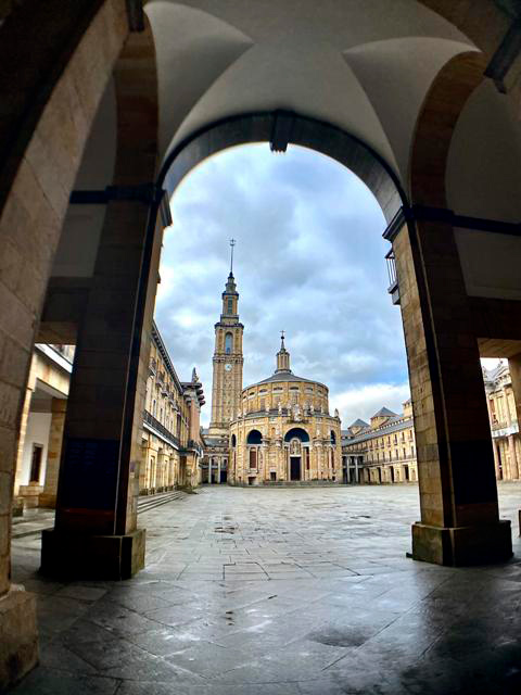 Entrada a la Plaza Central de la Universidad Laboral de Gijón