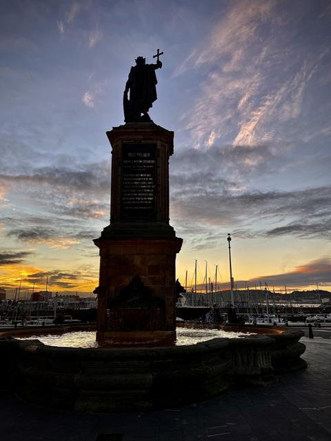 Estatua de Pelayo en el Puerto Deportivo de Gijón