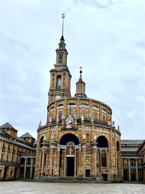 Vista frontal de la iglesia de la laboral de Gijón desde la plaza central