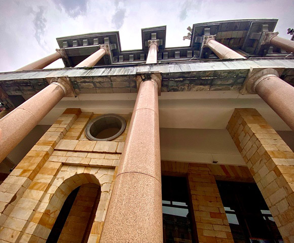 columnas exteriores del teatro de la universidad laboral de Gijón