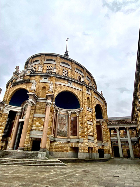 planta elíptica de la iglesia de la laboral de Gijón y rodeada de soportales