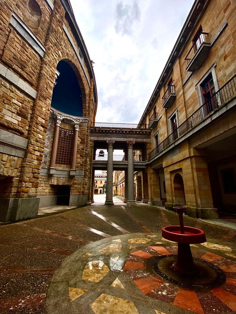 Parte externa trasera de la Iglesia de la laboral de Gijón con soportales y fuentes, ideal para dar un paseo