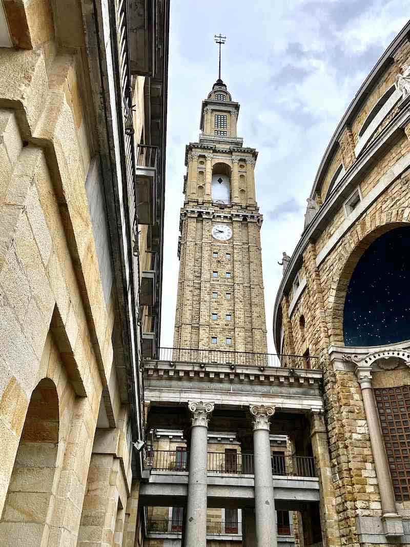 Imponente Torre de La Laboral visible desde gran parte de la ciudad de Gijón