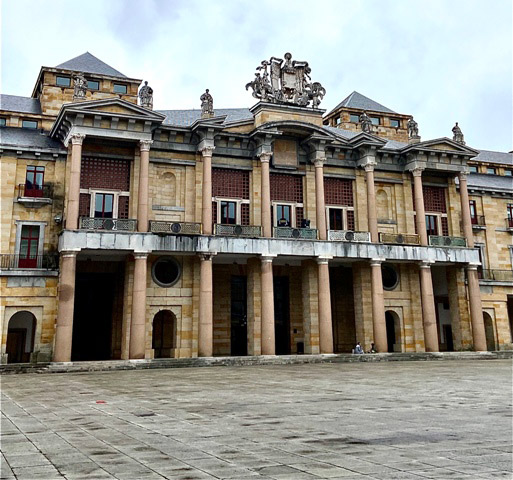 Fachada principal del magnífico teatro de la Laboral en Gijón