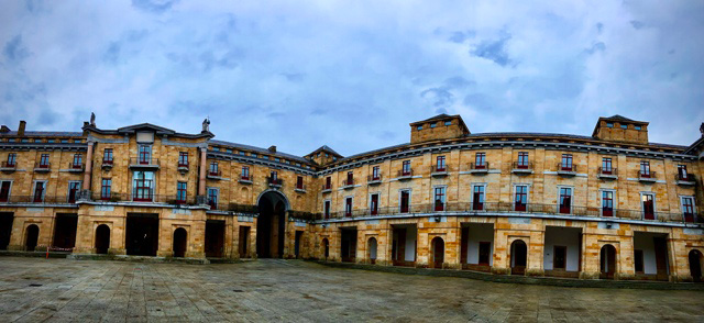 Mas allá de un centro de enseñanza, la Laboral rebosa cultura por todas sus esquinas