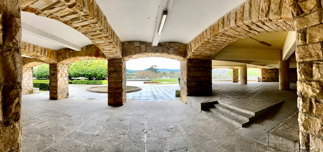 Soportales de entrada a los jardines de la universidad laboral de Gijón