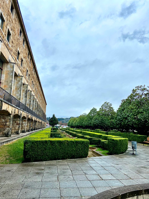 Zona ajardinada de la universidad laboral de Gijón
