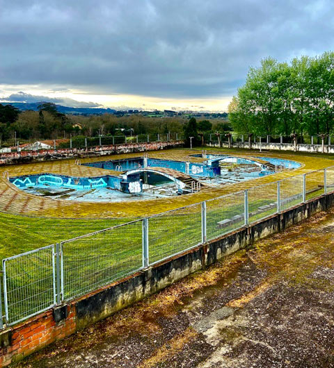 Preciosa piscina en estado de abondono en la universidad laboral de Gijón