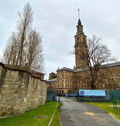 Acceso al convento y muralla de la universidad laboral de Gijón