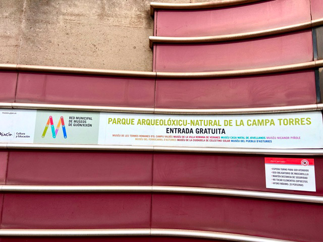 Frontal del edificio de Recepción del Parque Arqueológico de la Campa Torres