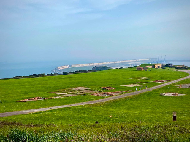 Vista del Puerto del Musel desde el parque arqueológico-natural de la campa torres en Gijón