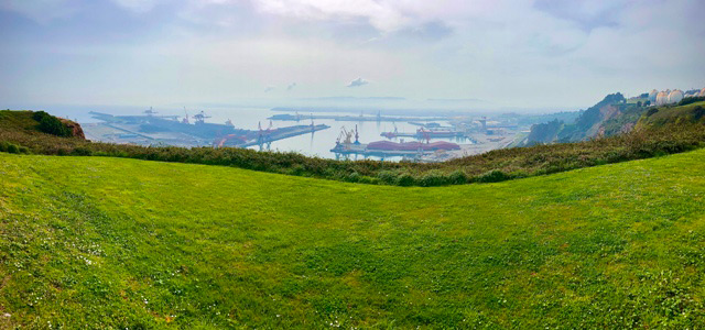 Vista del Puerto del Musel desde el parque arqueológico-natural de la campa torres en Gijón