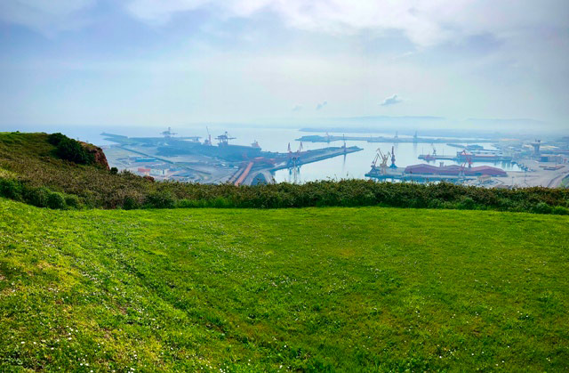 Vista del Puerto del Musel desde el parque arqueológico-natural de la campa torres en Gijón