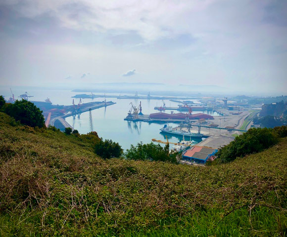 Vista del Puerto del Musel desde el parque arqueológico-natural de la campa torres en Gijón