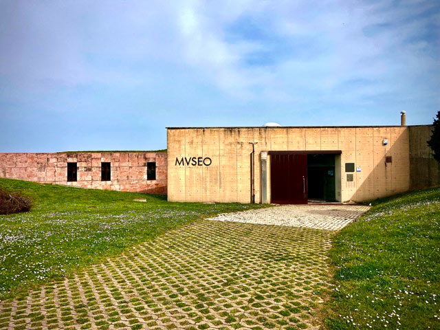 Edificio del Museo del Parque Arqueológico-Natural de la Campa Torres en Gijón
